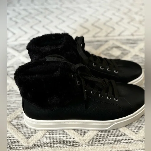 NWOT UGG KOOLABURRA SUNDELL BLACK FUZZ CHUCKA ANKLE BOOTS FAUX FUR SZ 9 - Picture 8 of 13